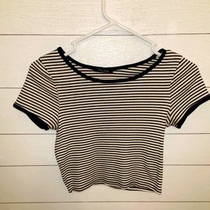 BLACK AND WHITE STRIPPED CROP TOP